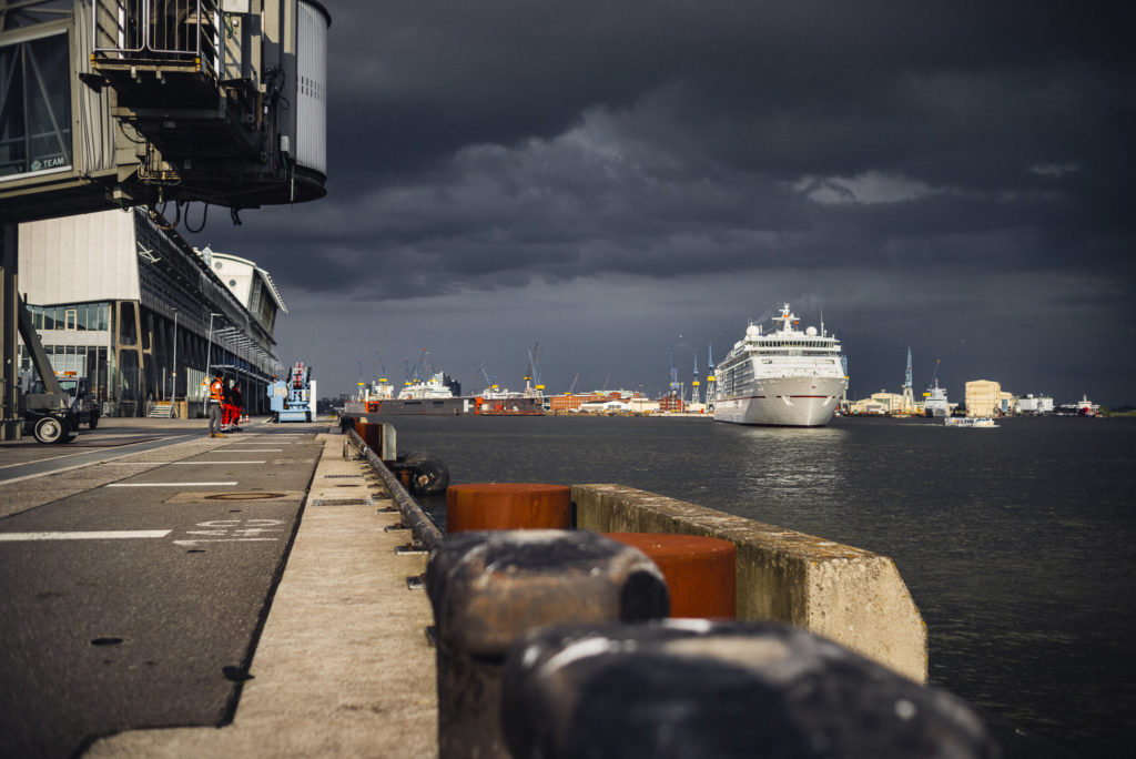lockdown hamburg - rebooting society - Cruise Center Hamburg - Arbeitswelten - Martin Foddanu Photography